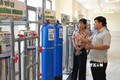 Giới thiệu hệ thống xử lý nước giếng khoan, giếng khơi nhiễm phèn, sắt... Ảnh: Minh Phú - TTXVN

