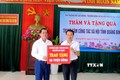 Thứ trưởng Nguyễn Bá Hoan trao tặng các suất quà ý nghĩa đến Trung tâm Công tác xã hội tỉnh Quảng Bình với tổng trị giá 50 triệu đồng. Ảnh: Võ Dung - TTXVN
