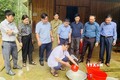 Trung tâm Kiểm soát Bệnh tật Hà Tĩnh kiểm tra và xử lý nước sạch cho hộ dân ở huyện Hương Khê. Ảnh: Công Tường-TTXVN
