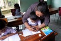 Cô giáo Trần Thị Phương trong giờ lên lớp tại Trường Phổ thông dân tộc bán trú tiểu học . Ảnh: Quốc Khánh - TTXVN
