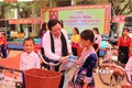 Đồng chí Nguyễn Xuân Thắng trao tặng xe đạp cho học sinh thiểu số, học sinh có hoàn cảnh khó khăn trên địa bàn xã Tri Lễ. Ảnh: Xuân Tiến- TTXVN
