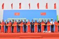 Đại diện lãnh đạo hai tỉnh Quảng Ninh (Việt Nam) và Quảng Tây (Trung Quốc) cắt băng khởi động công năng xuất nhập cảnh hành khách qua Cửa khẩu quốc tế Móng Cái (khu vực cầu Bắc Luân II). Ảnh: Thanh Vân - TTXVN
