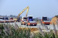 Hàng trăm phương tiện hoạt động để thi công hạng mục móng mặt đường tại gói thầu số 10 (Tam Điệp, Ninh Bình). Ảnh: Huy Hùng - TTXVN
