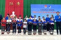 Lãnh đạo Trung ương Đoàn trao quà cho học sinh nghèo. Ảnh: Nguyễn Nam - TTXVN