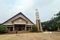 Đánh thức tiềm năng du lịch vùng đất khó Đam Rông (Lâm Đồng). Nhà thờ Giáo xứ Đạ Tông với kiến trúc độc đáo xây hoàn toàn bằng đá núi và đá cuội dưới sông. Ảnh: Chu Quốc Hùng - TTXVN

