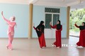 Chị Wa Hi Da Bi Vi (áo hồng) góp phần gìn giữ những điệu múa Chăm, đưa những điệu múa này đến với mọi người. Ảnh: Lê Xuân - TTXVN

