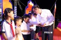 Trao học bổng cho học sinh nghèo vượt khó tỉnh Trà Vinh. Ảnh: Thanh Hòa- TTXVN
