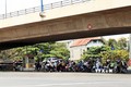 Người dân đi xe máy dừng xe tránh nắng dưới chân cầu vượt Mỹ Thủy, đoạn giao đường Nguyễn Thị Định - Võ Chí Công (thành phố Thủ Đức) vào trưa ngày 27/4/2023. Ảnh: Hồng Đạt - TTXVN 
