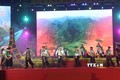 Tiết mục "Trai rừng xuống phố" của đoàn nghệ thuật quần chúng huyện miền núi Quan Sơn. Ảnh: Hoa Mai - TTXVN