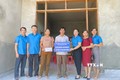 Liên đoàn lao động tỉnh Hà Tĩnh trao nhà "Mái ấm công đoàn" cho công nhân, người lao động. Ảnh: Hữu Quyết - TTXVN 