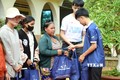 Ban tổ chức trao tặng quà cho người nghèo, khó khăn ở xã biên giới Ia O, huyện Ia Grai (Gia Lai). Ảnh: Hồng Điệp - TTXVN