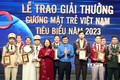Quyền Chủ tịch nước Võ Thị Ánh Xuân với các Gương mặt trẻ Việt Nam tiêu biểu và Gương mặt trẻ triển vọng. Ảnh: Thống Nhất – TTXVN 