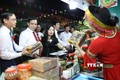 Phó Chủ tịch UBND tỉnh Phú Thọ Nguyễn Thanh Hải cùng đại biểu tham quan các gian trưng bày, giới thiệu sản phẩm OCOP. Ảnh: Tạ Toàn – TTXVN 