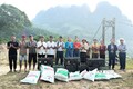 Ban tổ chức trao hỗ trợ mô hình sinh kế gà cỏ lai cho các đối tượng hưởng lợi trên địa bàn xã biên giới Trường Sơn, huyện Quảng Ninh, tỉnh Quảng Bình. Ảnh: TTXVN phát 
