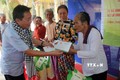 Ông Ốc Nha Thuy, Chủ tịch Hiệp hội doanh nghiệp Việt Nam - Campuchia trao quà cho đồng bào dân tộc Khmer có hoàn cảnh khó khăn tại xã Giục Tượng, huyện Châu Thành (Kiên Giang). Ảnh: Lê Sen - TTXVN