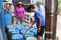Người dân đến lấy nước tại điểm cấp nước tại ấp Pháo Đài, xã Phú Tân. Ảnh: Minh Trí - TTXVN