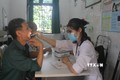 Người dân được thăm khám, kiểm tra sức khỏe tại trạm y tế xã . Ảnh: Nguyễn Thảo – TTXVN