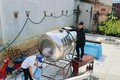 UBND phường Trần Hưng Đạo, thành phố Kon Tum, chở nước đi cung cấp cho người dân và các điểm thiếu nước. Ảnh: Dư Toán – TTXVN. 