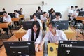 Trường THPT Tiền Phong (huyện Mê Linh, Hà Nội) duy trì việc mở các phòng máy tính có kết nối internet và bố trí giáo viên trực, sẵn sàng hỗ trợ học sinh trong suốt thời gian đăng ký dự thi từ ngày 2/5 đến 17h ngày 10/5. Trong trường hợp học sinh đăng ký tại nhà, nếu gặp khó khăn, thắc mắc, giáo viên cũng sẵn sàng hỗ trợ. Ảnh: Thanh Tùng - TTXVN