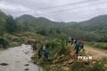 Các lực lượng tìm kiếm nạn nhân còn lại dọc theo khu vực suối xã Nậm Chày, huyện Văn Bàn (Lào Cai). Ảnh: TTXVN phát 