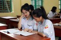 Em Phạm Quỳnh Anh (ở giữa) trao đổi bài tập cùng các bạn. Ảnh: Nguyễn Lành - TTXVN 