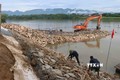 Thi công bờ kè bằng giải pháp mỏ hàn, ngăn chặn tình trạng sạt lở bờ sông Thu Bồn. Ảnh: Đoàn Hữu Trung-TTXVN 