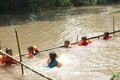 Dạy bơi miễn phí, giúp trẻ an toàn trong môi trường nước, học sinh tập di chuyển dưới nước. Ảnh: Lê Thúy Hằng - TTXVN