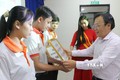 Ông Trần Tuấn Khanh, Phó Giám đốc Sở GD&ĐT tỉnh An Giang trao biểu trưng học bổng liệt sĩ Huỳnh Thiện Nghệ cho sinh viên có hoàn cảnh khó khăn. Ảnh: Công Mạo-TTXVN 