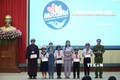 Chủ tịch Hội liên hiệp Phụ nữ tỉnh Bình Phước Lê Thị Thanh Loan tặng quà cho trẻ em nghèo, trẻ mồ côi có hoàn cảnh khó khăn bị ảnh hưởng nặng nề bởi đại dịch COVID-19. Ảnh: TTXVN phát