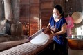 Nhờ nguồn vốn chính sách, gia đình chị Nguyễn Thị Bạch Phượng ở thành phố Tân An mở rộng quy mô lò bánh tráng và tạo việc làm thường xuyên cho chị em phụ nữ. Ảnh: Đức Hạnh - TTXVN