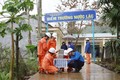 Nhân viên điện lực Quảng Ngãi thi công lắp đặt công trình "Thắp sáng đường quê" tại thôn Nước Lác, xã Sơn Kỳ, huyện Sơn Hà. Ảnh: TTXVN phát