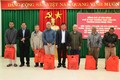 Lãnh đạo huyện Nam Giang (Quảng Nam) tặng qùa Tết cho các già làng, trưởng bản xã vùng biên giới Chơ Ơm. Ảnh: Đoàn Hữu Trung - TTXVN