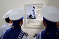 Các chiến sĩ hải quân tìm hiểu tư liệu về sự kiện Đại tướng Lê Đức Anh, nguyên Bộ trưởng Bộ Quốc phòng đọc diễn văn tại đảo Trường Sa ngày 7/5/1988. Ảnh: Hồng Đạt