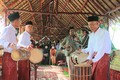 Trải nghiệm các hoạt động ca múa nhạc truyền thống của đồng bào Chăm An Giang tại chợ quê “Làng Chăm Đa Phước”. Ảnh: Công Mạo-TTXVN