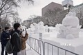Khách tham quan chiêm ngưỡng các tác phẩm điêu khắc bằng băng tuyết tại Lễ hội Sapporo ở tỉnh Hokkaido, miền Bắc Nhật Bản ngày 4/2/2024. Ảnh: Kyodo/TTXVN