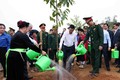 Chủ tịch nước Võ Văn Thưởng cùng các đại biểu tham gia trồng cây sau Lễ phát động. Ảnh: Vũ Sinh – TTXVN