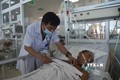 Bác sỹ Trịnh Hồng Nhựt thăm khám cho bệnh nhân đang điều trị tại Khoa Hồi sức tích cực và Chống độc - Bệnh viện Đa khoa Vùng Tây Nguyên. Ảnh: Nguyên Dung - TTXVN