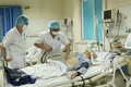 Các bác sĩ Viện Y học Biển Việt Nam thăm khám cho bệnh nhân. Ảnh: Minh Thu - TTXVN