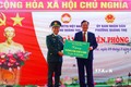 Đại diện Bộ chỉ Bộ đội Biên phòng tỉnh Quảng Bình trao tặng biển tượng trưng tặng 3 bộ máy vi tính, máy in cho UBND phường Quảng Thọ. Ảnh: Tá Chuyên - TTXVN