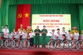 Trao xe đạp cho học sinh nghèo khu vực biên giới biển tỉnh Sóc Trăng. Ảnh: Trung Hiếu-TTXVN