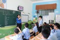 Một giờ học của học sinh khuyết tật khiếm thính khối 2-3, cô giáo hướng dẫn học sinh diễn đạt từ ngữ bằng ngôn ngữ ký hiệu. Ảnh: Phan Sáu – TTXVN