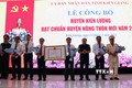 Lãnh đạo tỉnh Kiên Giang trao Quyết định của Thủ tướng Chính phủ công nhận huyện Kiên Lương đạt chuẩn nông thôn mới. Ảnh: Lê Huy Hải - TTXVN