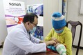 Bác sĩ khám sàng lọc bệnh tim cho trẻ em. Ảnh: daklak.gov.vn