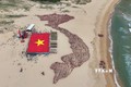 Đoàn viên thanh niên và học sinh tỉnh Phú Yên xếp hình bản đồ đất nước với hai quần đảo Hoàng Sa và Trường Sa bên cạnh cờ Tổ quốc. Ảnh: TTXVN phát