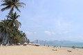 Bãi biển dọc đường Trần Phú đông du khách nước ngoài nằm phơi nắng. Ảnh: Đặng Tuấn – TTXVN