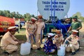 Tuổi trẻ Công an tỉnh Bến Tre hỗ trợ nước ngọt cho người dân vùng hạn, mặn ở huyện Bình Đại. Ảnh: Huỳnh Phúc Hậu - TTXVN