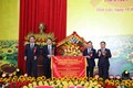 Ban Chấp hành Đảng bộ tỉnh Thanh Hóa tặng bức trướng cho Đảng bộ, chính quyền và nhân dân huyện Vĩnh Lộc . Ảnh: Hoa Mai-TTXVN