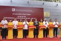 Các đại biểu cắt băng khánh thành tại lễ gắn biển công trình đạt giải Đặc biệt giải thưởng Quy hoạch đô thị Quốc gia lần thứ III đối với Đền thờ Liệt sĩ Chiến trường Điện Biên Phủ. Ảnh: TTXVN phát
