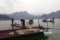 Các lực lượng của huyện Sìn Hồ (Lai Châu) đang tích cực tìm kiếm các nạn nhân mất tích trong vụ lật thuyền tại vùng ngập Thủy điện Sơn La, thuộc địa phận xã Nậm Mạ. Ảnh: TTXVN phát