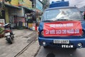 Chính quyền địa phương tổ chức 3 xe bồn chở nước cung cấp nước sạch tại nhà cho người dân thị trấn Đạ M’ri. Ảnh: TTXVN phát